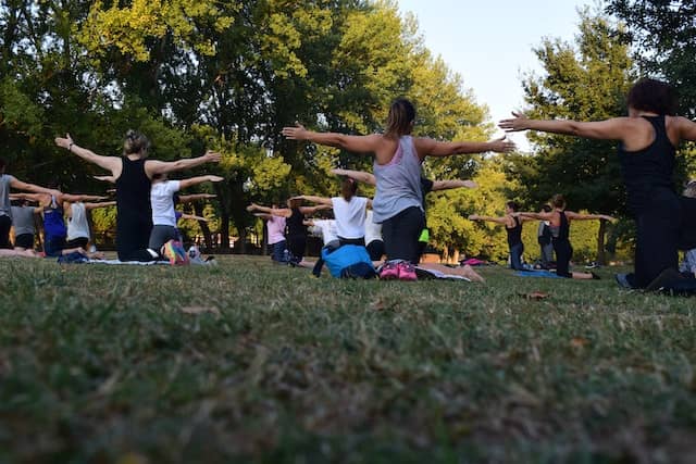 Grupo de mujeres practicando yoga al aire libre